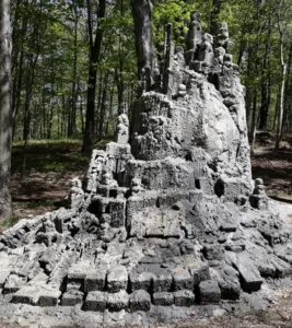 utilizes 38 collected stone lions to weave a fictional, touching narrative of sacrifice during a volcanic eruption, prompting viewers to reflect on the modern tragedy of abandoned pets and the true meaning of loyalty between humans and animals.