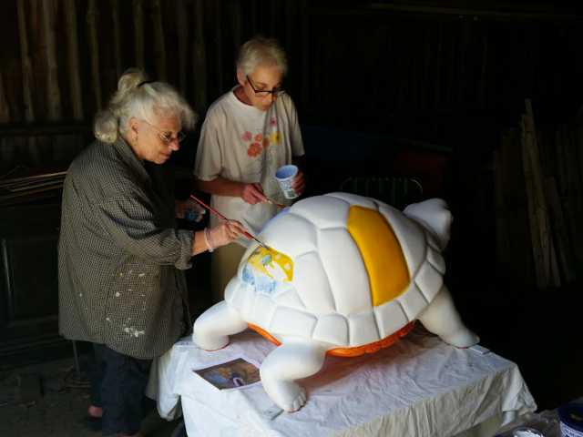 Kantor and Farrell painting the turtle's shell
